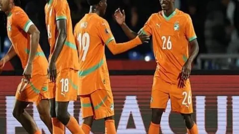 雄鹿豪取14胜8负，挺进客场战西霸豪强！挑战巅峰对决，谁将笑到最后？