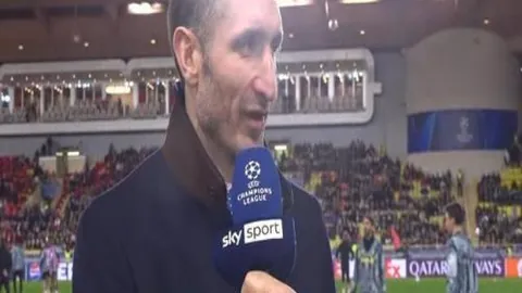 丹麦女足队长与瑞典女足队长国家队激战，私交情谊仍显。